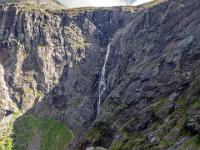 Trollstigen Kehren unter steilen Wänden